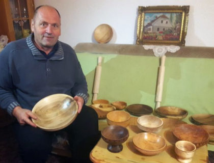 Penzioner iz Pričana hobi pretvorio u biznis, izrađuje tradicionalne predmete od drveta