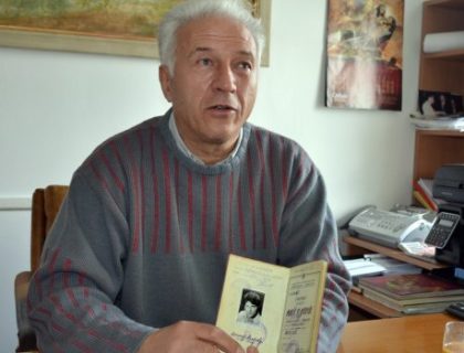 Momir je pola godine pre odlaska u penziju, posle 40 godina studiranja, diplomirao na Pravnom fakultetu i ima poruku koju treba zapisati