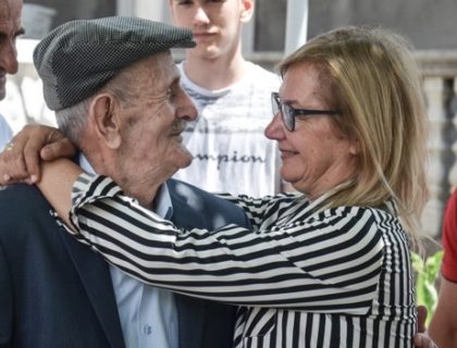 Đed Momo nije dočekao brata, ali je zagrlio njegovu unuku iz daleke Argentine