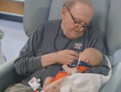 Najdivniji deka na svijetu: Volontira na neonatologiji kako bi držao u naručju prijevremeno rođene bebe. One ga prosto obožavaju (VIDEO)