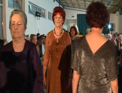 MODNA REVIJA U GRABOVCU: Pista i na njoj divne “manekenke” (FOTO)