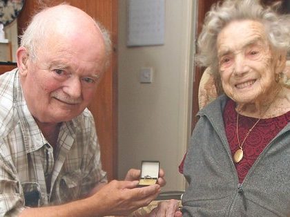 Nora (100) je u vezi sa 26 godina mlađim muškarcem: Poslije 3 decenije zabavljanja ona želi da se uda jer se boji da će da ostari