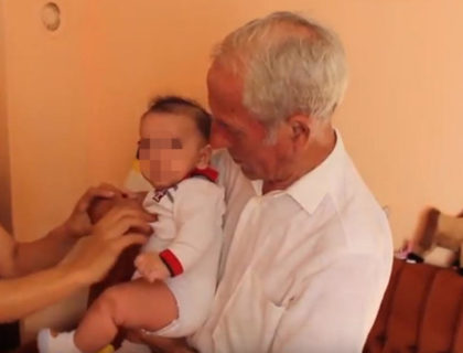 OSTOJA JE POSTAO OTAC U 80. GODINI: Kad neće mladi, moramo mi! Oko bebe mi ništa nije teško (VIDEO)