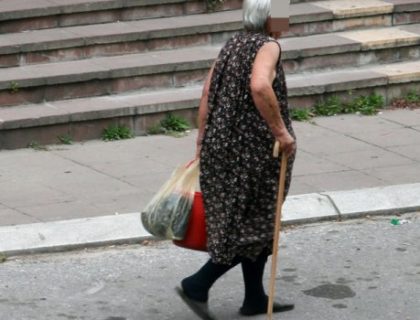 OVA BAKA (80) SVAKE NEDJELJE, U CIK ZORE, ČEKA AUTOBUS: Ono sto nisi u CEGERU je razlog za VAŽNU PORUKU (FOTO)