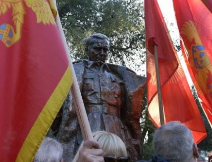 VRAĆEN SPOMENIK TITU U PODGORICI, ALI…! Zahvalnost Podgoričana kratko trajala, ODMAH uklonijen natpis sa novog spomenika