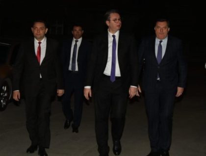 VUČIĆ STIGAO U ŠABANOVU KUĆU: U pratnji Dodika i Vulina došao da izjavi saučešće (FOTO)