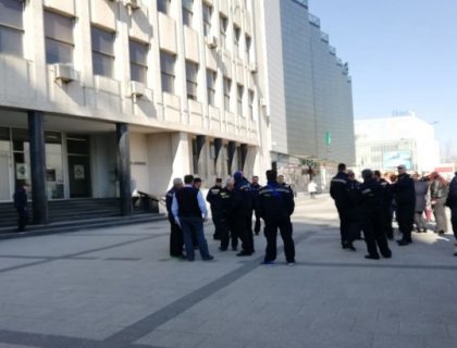 FOTO: Novosadski poštari potpuno obustavili rad, dostavljaju se samo penzije