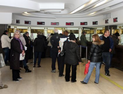 PLJAČKAO LJUDE TAKO ŠTO JE KOPIRAO NJIHOVE POTPISE Bankar Ivan skinuo 1.100 evra sa Aninog računa, a onda pobegao u Nemačku! Mnoge prevario na ovaj način!