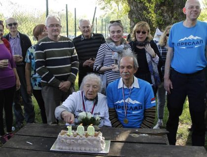 BAKA JELENA PROSLAVILA 100. ROĐENDAN SA SVOJIM PLANINARIMA: Najstarija planinarka u Srbiji na nogama! Planinari i pešači i dan-danas, sama sebi seče rođendansku tortu! (FOTO)