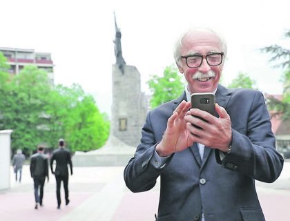 SELFI DEKA IZ KRALJEVA ZVEZDA INSTAGRAMA Preko noći je dogurao do 35.000 pratilaca, penzionerima poručuje: NIJE ŠAH JEDINA ZABAVA