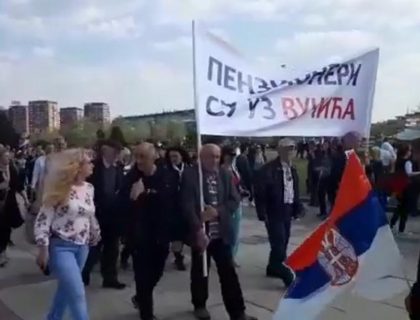 PENZIONERI STIGLI DA PODRŽE VUČIĆA: Najstariji na čelu kolone