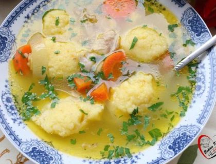 Domaća pileća supa s knedlama na tri načina: Melem za želudac nakon teške hrane! (RECEPT)