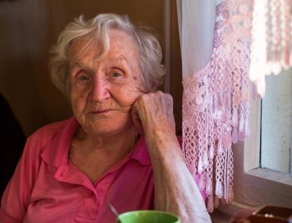 BAKICA (75) IZ SIBIRA IMA KRVNU SLIKU BOLJU OD OMLADINE: Svaki dan 10 dana pola sata pre doručka, ručka i večere pije ovu SUPU i zdrava je ko dren (RECEPT)