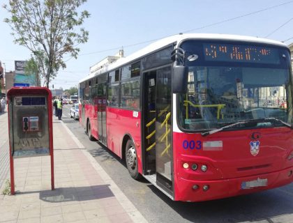 VOZAČI I PREVOZNICI NA VELIKIM MUKAMA: ALARM! Penzioneri za volanom autobusa
