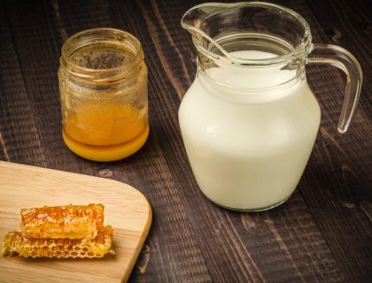 Mleko i propolis leči upalu pluća, kašalj, čir, prostatu, pankreas: Evo kako se koristi! (RECEPT)