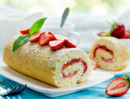 Gotov dok se okrenete: Rolat sa jagodama čiji ukus ćete sanjati! (RECEPT)