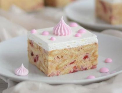 Recept za brzi kolač od jogurta s keksom i voćem