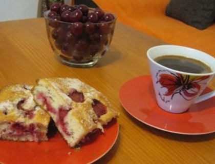 Starinski kolač sa višnjama: Najmekši i najsočniji patišpanj na svetu! (RECEPT)