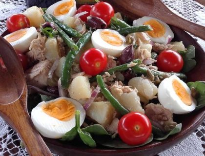 Salata s krompirom, jajima i tunjevinom