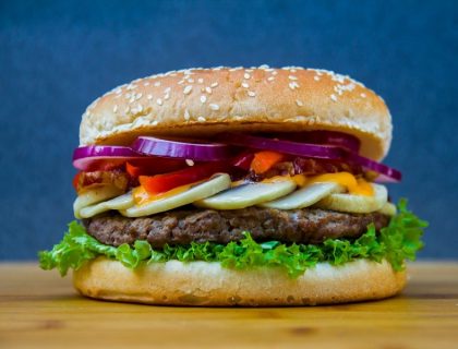 Svaki treći vegeterijanac jede meso kad popije