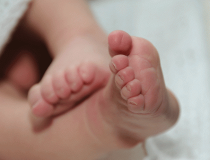 Penzioner u đubretu našao tek rođenu bebu