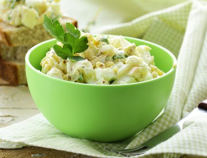 SALATA OD JAJA: ukusna obrok-salata na 2 načina (TRADICIONALNI + MODERNI RECEPT)