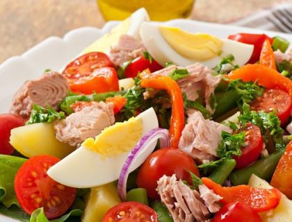 Služi se ohlađena: Salata s krompirom, jajima i tunjevinom