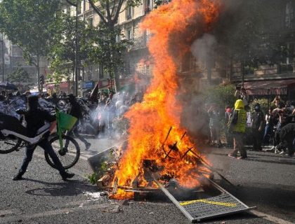 FRANCUSKA: Na protestu protiv penzione reforme 30.000 ljudi, uhapšeno 17 osoba
