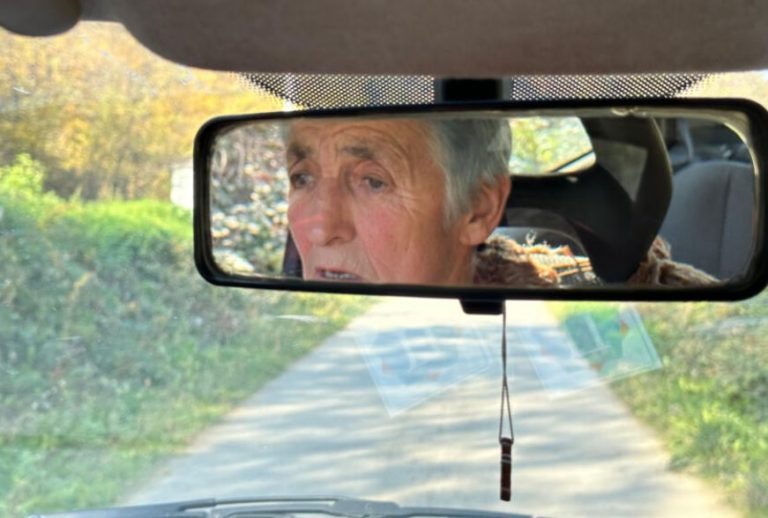 (FOTO) ONA JE PRIMJER DA NIKADA NIJE KASNO: Baka Zorka u 71. godini položila vožnju “Kada su mi rekli čestitam, mojoj sreći nije bilo kraja
