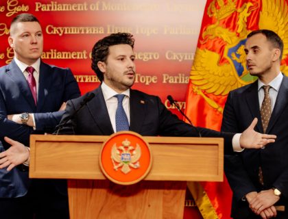 URA: Spajićeva i Mandićeva vlast nema novca za povećanje srazmjernih penzija i dječijih dodataka, a ima za povećanje plata funkcionerima za 30%