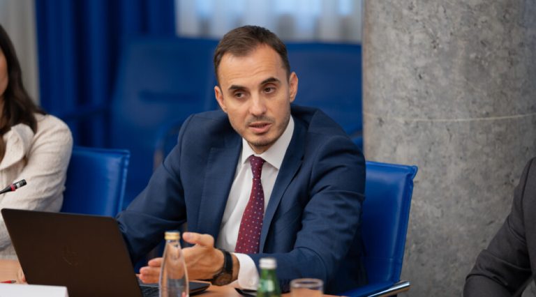 Konatar: Poslanici URE traže da Skupština podrži povećanje penzija i obeštećenja za radnike