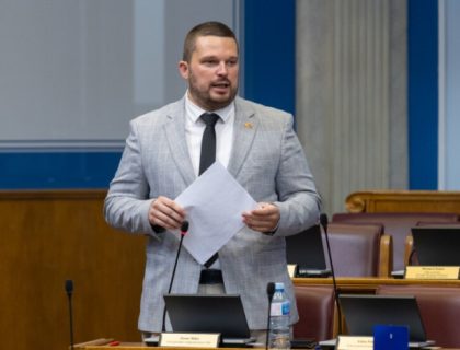 Mikić: Vlada ponizila penzionere povećanjem penzija za 0,38 odsto